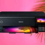 Imprimante photo Epson EcoTank à réservoirs d’encre rechargeables et photo imprimée sur fond rose