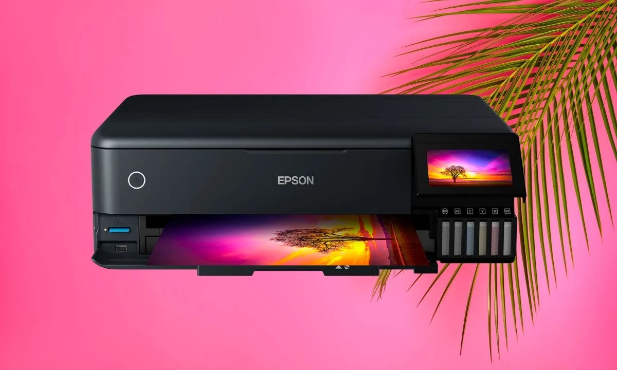 Imprimante photo Epson EcoTank à réservoirs d’encre rechargeables et photo imprimée sur fond rose